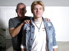 18 jaar, Grote lul, Blond, Pijpbeurt, Sperma shot, Handbeurt, Hd, Tiener