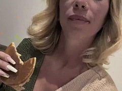 Littleangel84 - I welcome the new neighbor with my ass and pancakes