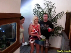 Gros seins, Blonde, Sucer une bite, Brunette brune, Groupe, Seins naturels, Orgie, Nénés