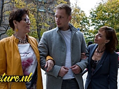 Femme couguar, En levrette, 2 femmes 1 homme, Lunettes, Mamie, Léchez, Mature, Voyeur