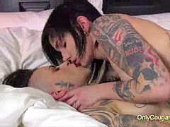 Brunette brune, Doigter, Embrassement, Lesbienne, Masturbation, Tatouage