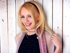 Blasen, Fingern, Handjob, Rasiert, Dürr, Entkleiden, Jungendliche (18+), Titten