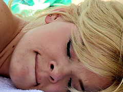 Stellung 69, Grosser arsch, Grosse titten, Blondine, Lecken, Masturbation, Im freien, Titten