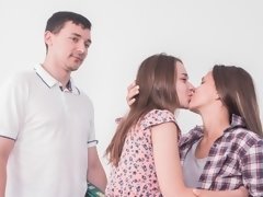 Grote mammen, Blond, Hondjeshouding, 1 man 2 vrouwen, Handbeurt, Natuurlijke tieten, Tiener, Trio