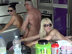 Sucer une bite, Brunette brune, Doigter, Fête, Réalité, Espagnole, Tatouage