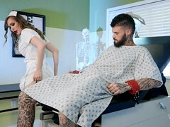 Kont, Grote mammen, Bruinharig, Sperma in gezicht, Kokhalzen, Handbeurt, Verpleegster, Uniformpje