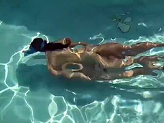Tussi, Grosse titten, Braunhaarige, Hardcore, Ungarisch, Pool, Öffentlich, Erotischer film