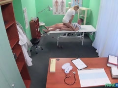 Sucer une bite, Tromperie, Éjaculation interne, Médecin, Branlette thaïlandaise, Bureau, Uniforme, Voyeur