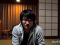 Sucer une bite, Tromperie, Cocu, Tir de sperme, Double pénétration, Hard, Japonaise, Épouse