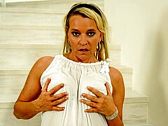 Leie, Grosse titten, Blondine, Fingern, Masturbation, Milf, Rasiert, Entkleiden