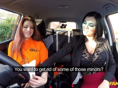 Amateur, Sucer une bite, Voiture, Tir de sperme, En levrette, 2 femmes 1 homme, Masturbation, Chatte