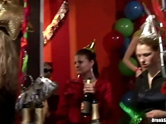 Grosse titten, Blondine, Braunhaarige, Spermaladung, Party, Öffentlich, Strümpfe, Swingers