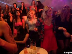 Amateur, Blonde, Sucer une bite, Homme nu et filles habillées, Habillées, Lunettes, Orgie, Jarretelles