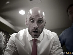 Bald-headed stud Johnny Sins bangs slutty latina in bed