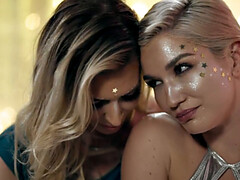 18 jahre, Grosser arsch, Grosse titten, Fingern, Lesbisch, Muschi, Tätowierung, Jungendliche (18+)