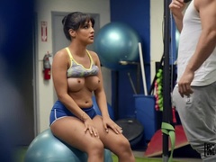 Américain, Gros seins, En levrette, Gym, Branlette thaïlandaise, Chatte, Cheveux courts, Voyeur