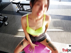 18 ans, Asiatique, Grosse bite, Sucer une bite, Tatouage, Adolescente, Thaïlandaise, Nénés