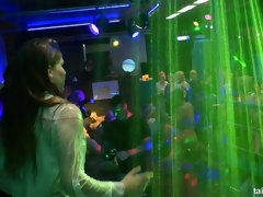 フェラチオ, 衣服着たままセックス, 異人種間, なめる, パーティ, ポルノスター, フェラする, 濡れ