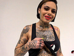 Bruinharig, Latijnse vrouw, Softcore pornografie, Tatoeage