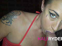 Grosser schwanz, Schwarz, Blasen, Aufs gesicht abspritzen, Milf, Tätowierung