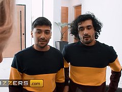 Sucer une bite, Queue, En levrette, Faciale, Bâillonner, Chatte, Chevaucher, Plan cul à trois