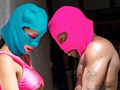 Gros cul, Grosse bite, Gros seins, Sucer une bite, Brunette brune, En levrette, Souple, Maigrichonne