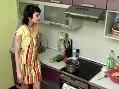 18 ans, Brunette brune, Clito, Russe, Maigrichonne, Se déshabiller, Allumeuse, Mouillée