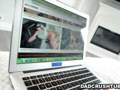 18 jaar, Pijpbeurt, Handbeurt, Hardcore, Hd, Natuurlijke tieten, Tatoeage, Tiener