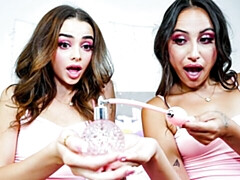 18 años, Culo grande, Verga grande, Mamada, Estilo perrito, Ffm, Tetas naturales, Adolescente