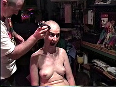 Lindas nude shave