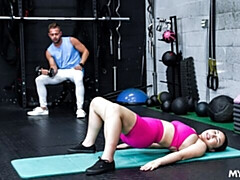 Grosser arsch, Grosser schwanz, Grosse titten, Blasen, Braunhaarige, Hundestellung, Sporthalle, Milf