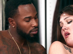 デカチン, 茶髪の, 異人種間, 裸, シーメール, スパンキング, タトゥー, 濡れ