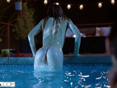 Брюнетки, Пальцем, Волосатые, Лесбиянка, Лизание, Бассейн, Киски, Сиськи