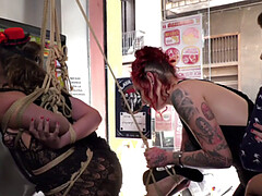Bondage, Domination, Femme dominatrice, Fétiche, Talons, De plein air, Public, Tatouage