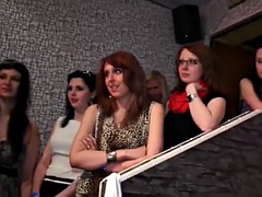Enthousiasteling, Pijpbeurt, Bruinharig, Naakte man aangeklede vrouw, Sperma shot, Handbeurt, Hardcore, Tiener