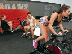 Culo, Morena, Despelote, Gimnasio, Falda, Sexo soft
