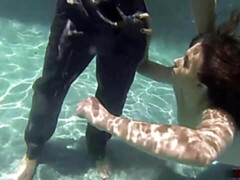 Grote lul, Grote mammen, Pijpbeurt, Latijnse vrouw, Natuurlijke tieten, Buiten, Tiener, Onderwater