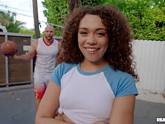 Gros cul, Grosse bite, Sucer une bite, Brunette brune, En levrette, Interracial, Adolescente, Nénés