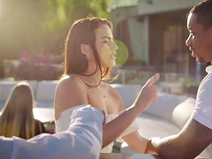 Mamada, Ébano, Corridas faciales, Interracial, Besar, Lamidas, Al aire libre, Afeitado