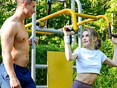 18 jaar, Grote kont, Grote lul, Grote mammen, Pijpbeurt, Hondjeshouding, Kort haar, Mager