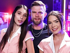 18 ans, Gros cul, Sucer une bite, Brunette brune, En levrette, 2 femmes 1 homme, Maigrichonne, Adolescente