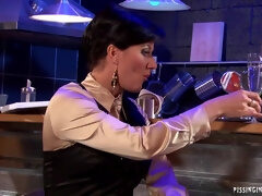 美女, 気狂い, エロティック, フェティッシュ, 手コキする, ハードコア, 放尿, 三人