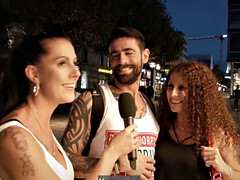 Braunhaarige, Hundestellung, Lecken, Im freien, Piercing, Öffentlich, Muschi, Tätowierung