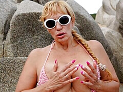 デカ尻, デカパイ, ブロンド, 指いじり, 淫乱熟女, アウトドア, 一人, ストリッピング