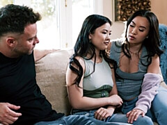 18 jaar, Aziatisch, Grote kont, Grote mammen, Pijpbeurt, Hondjeshouding, 1 man 2 vrouwen, Mager