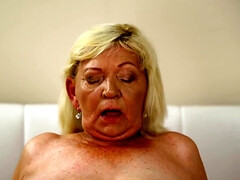 Blondine, Blasen, Aufs gesicht abspritzen, Oma, Lingerie, Masturbation, Muschi, Überraschung