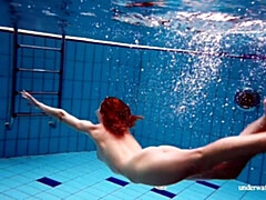 18 ans, Brunette brune, Fétiche, Petite femme, Piscine, Public, Adolescente, Sous marin