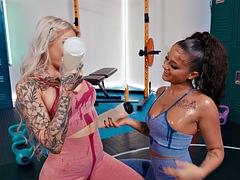 Blondine, Braunhaarige, Doppelpenetration, Fingern, Lesbisch, Nippel, Piercing, Tätowierung