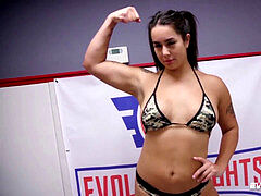 Sucer une bite, Lesbienne, Sport, Strapon, Tatouage, Nénés