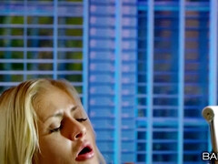 Блондинки, Чешки, Лизание, Натуральные сиськи, В офисе, Киски, Чулки